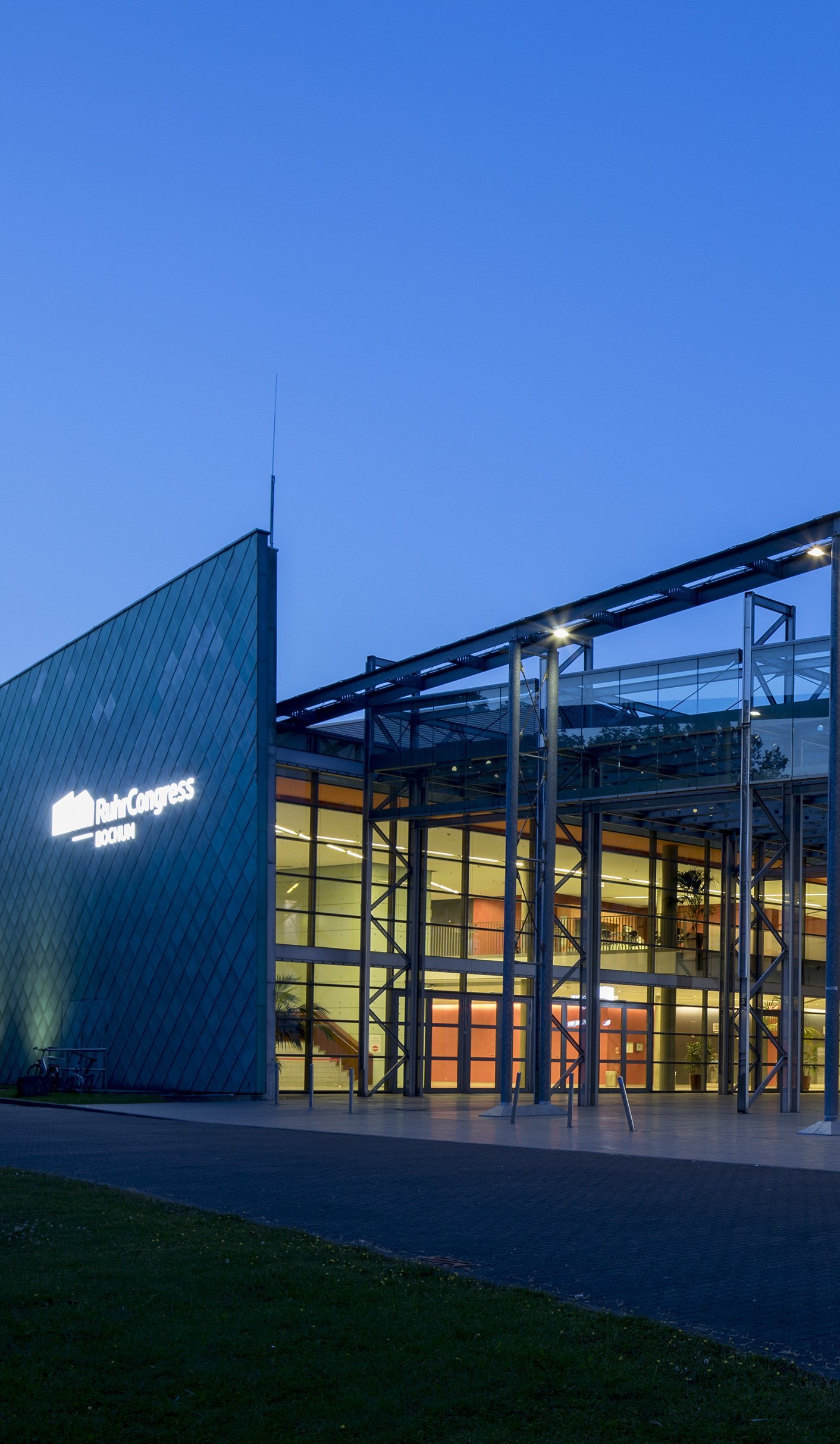 Der Ruhrcongress von außen, bei abendlicher Beleuchtung.