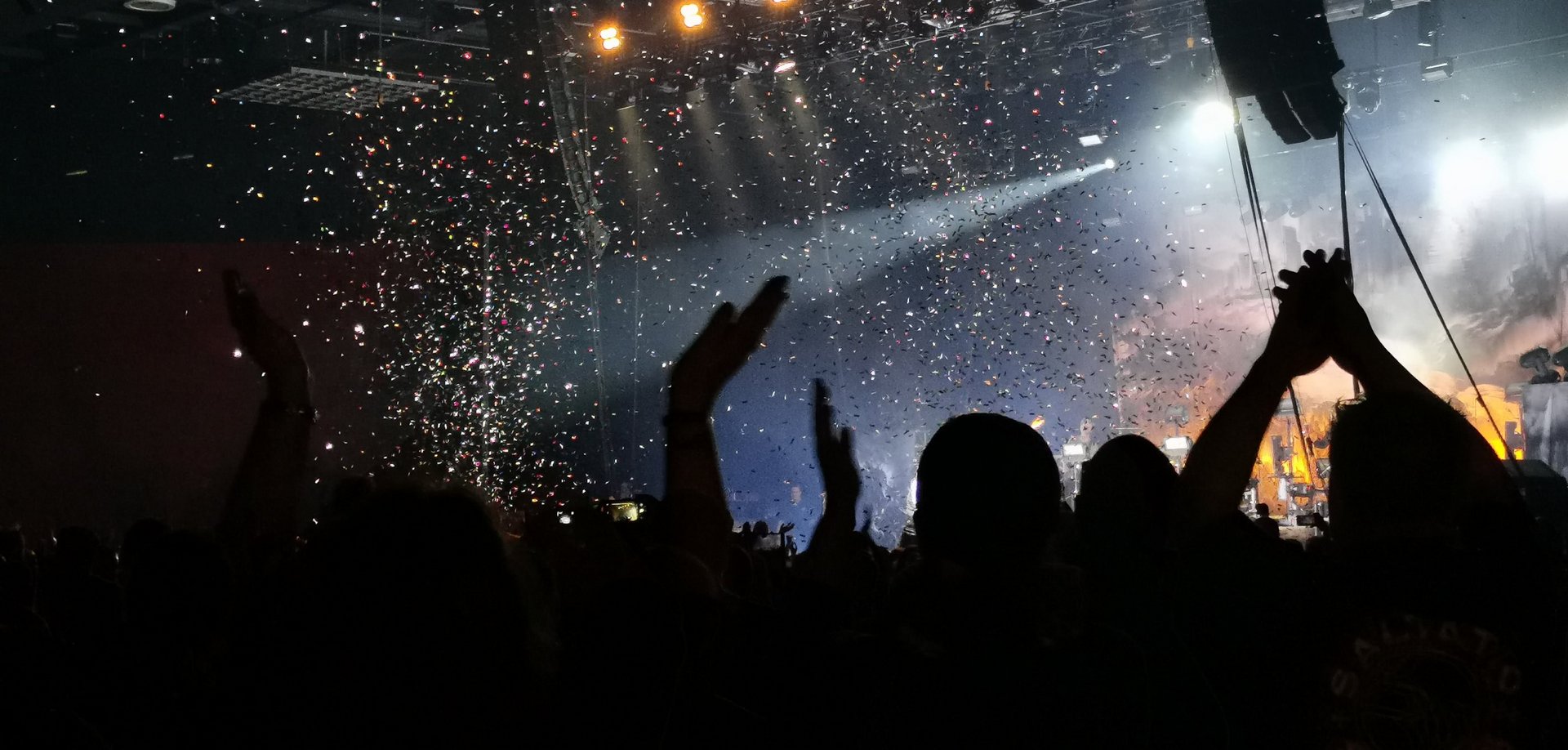 Gruppe von Personen die ein Konzert besuchen