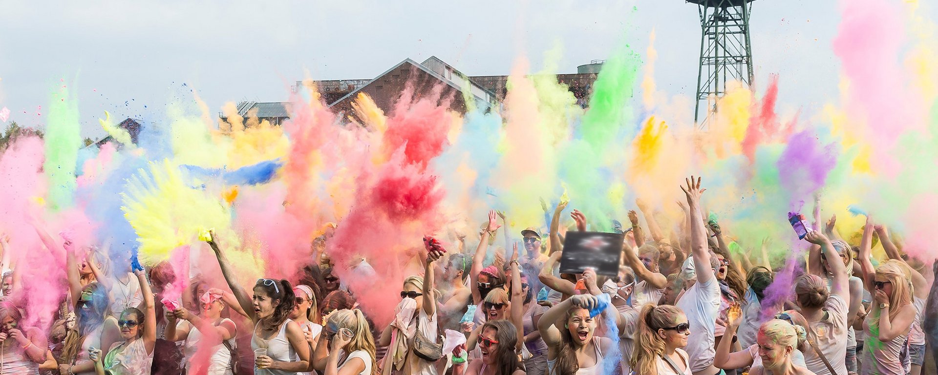 Besucher des Holi-Festivals mit Farbpulver