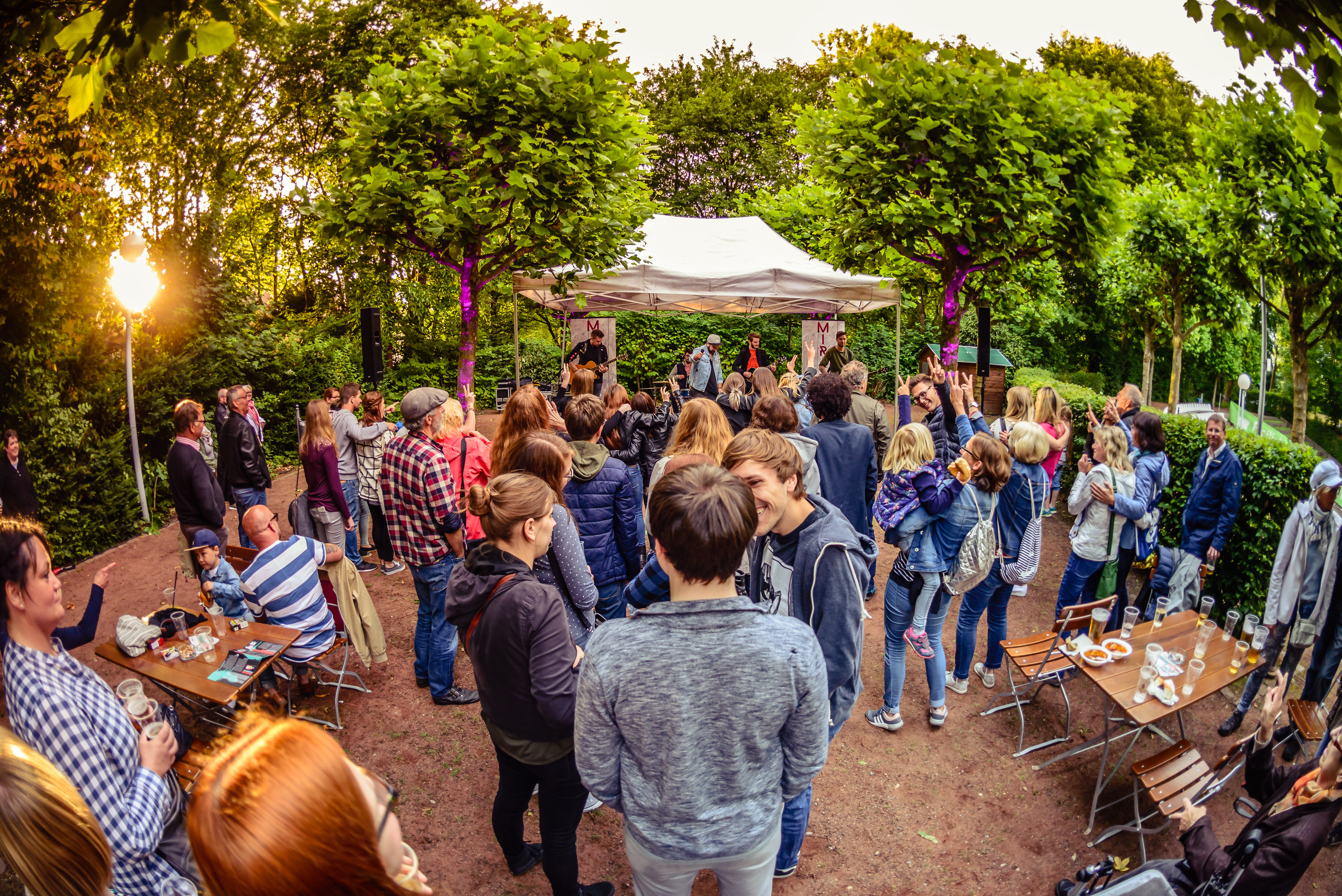Publikum während einer FreilichtSession im Biergarten