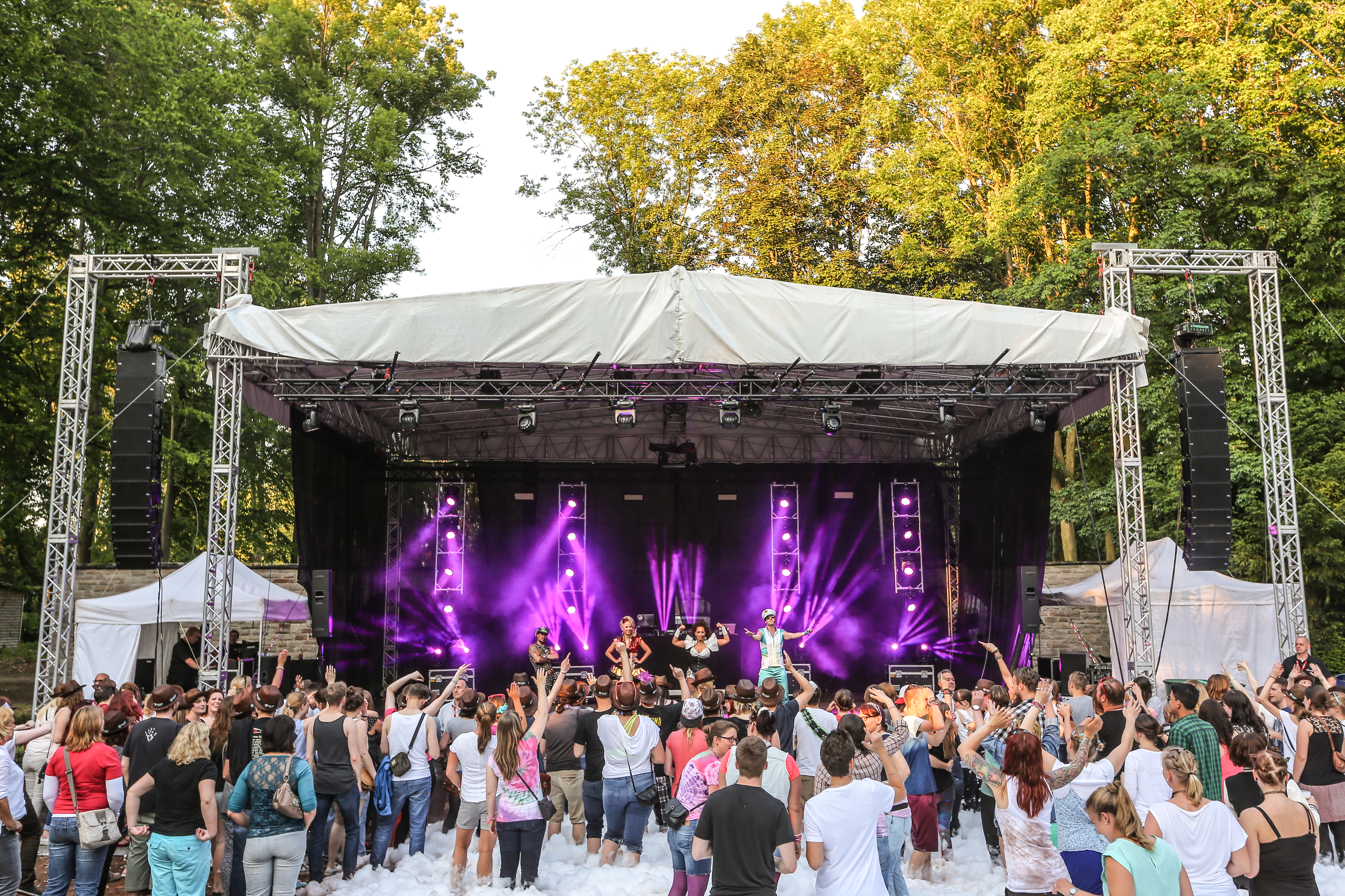 Konzert der Vengaboys mit großer Bühne und Schaum