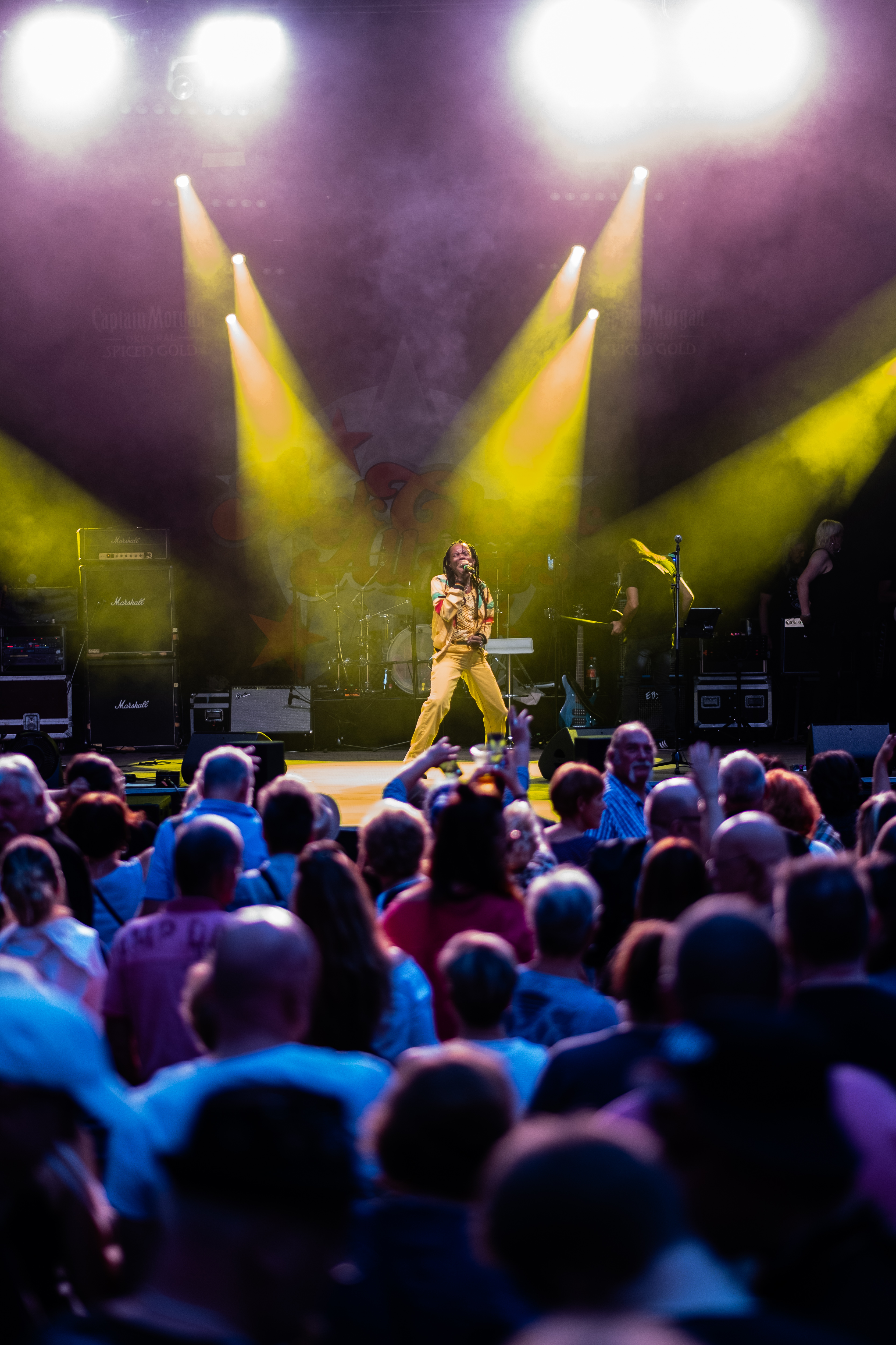 Bühne mit Künstler und Publikum während eines Konzertes der Rock Classic Allstars