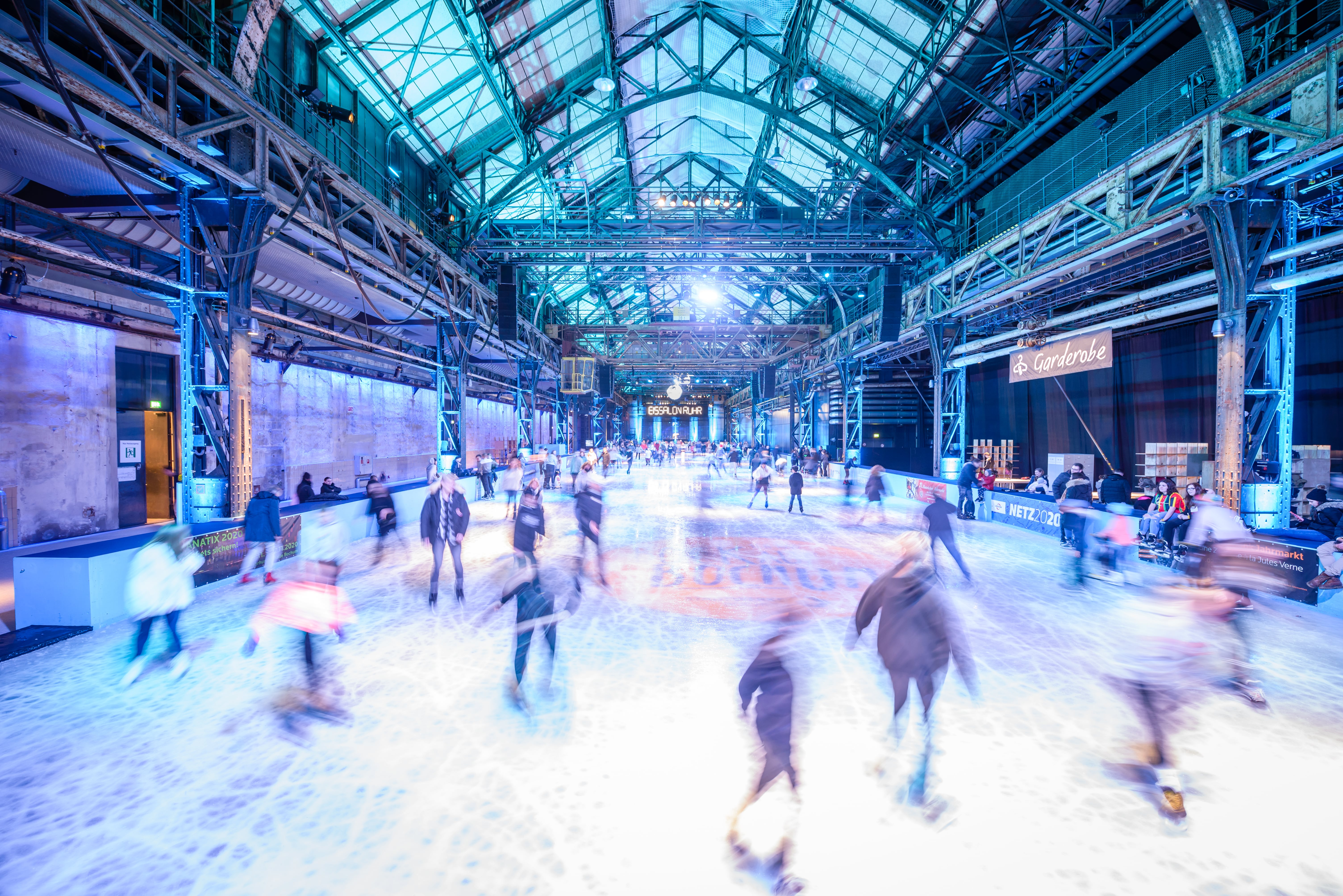 belebte Eisbahn in der Jahrhunderthalle Bochum 