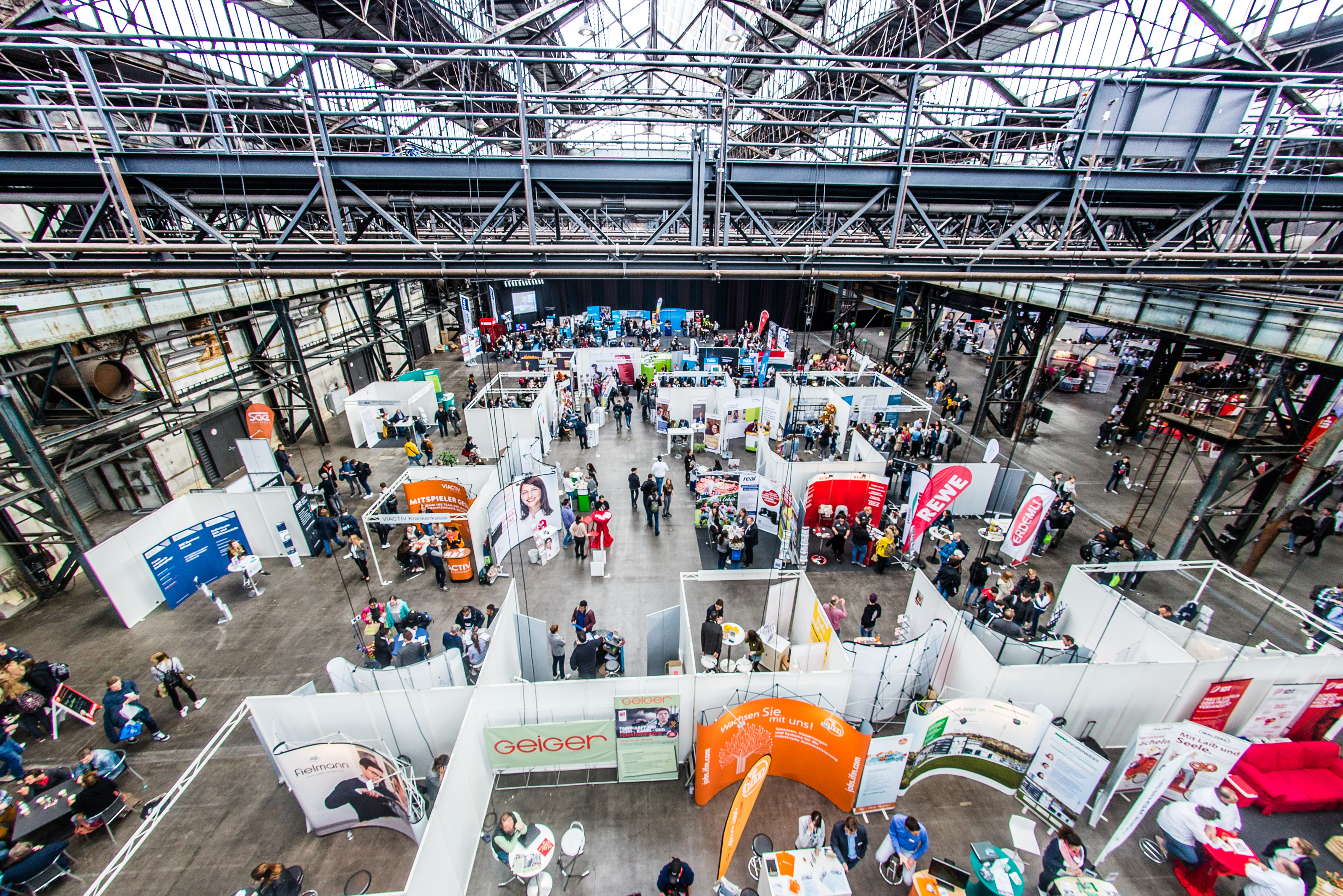 Überblick über die Stände der Berufsinformationsmesse Ruhr (BIM) in der Halle 3 der Jahrhunderthalle Bochum.