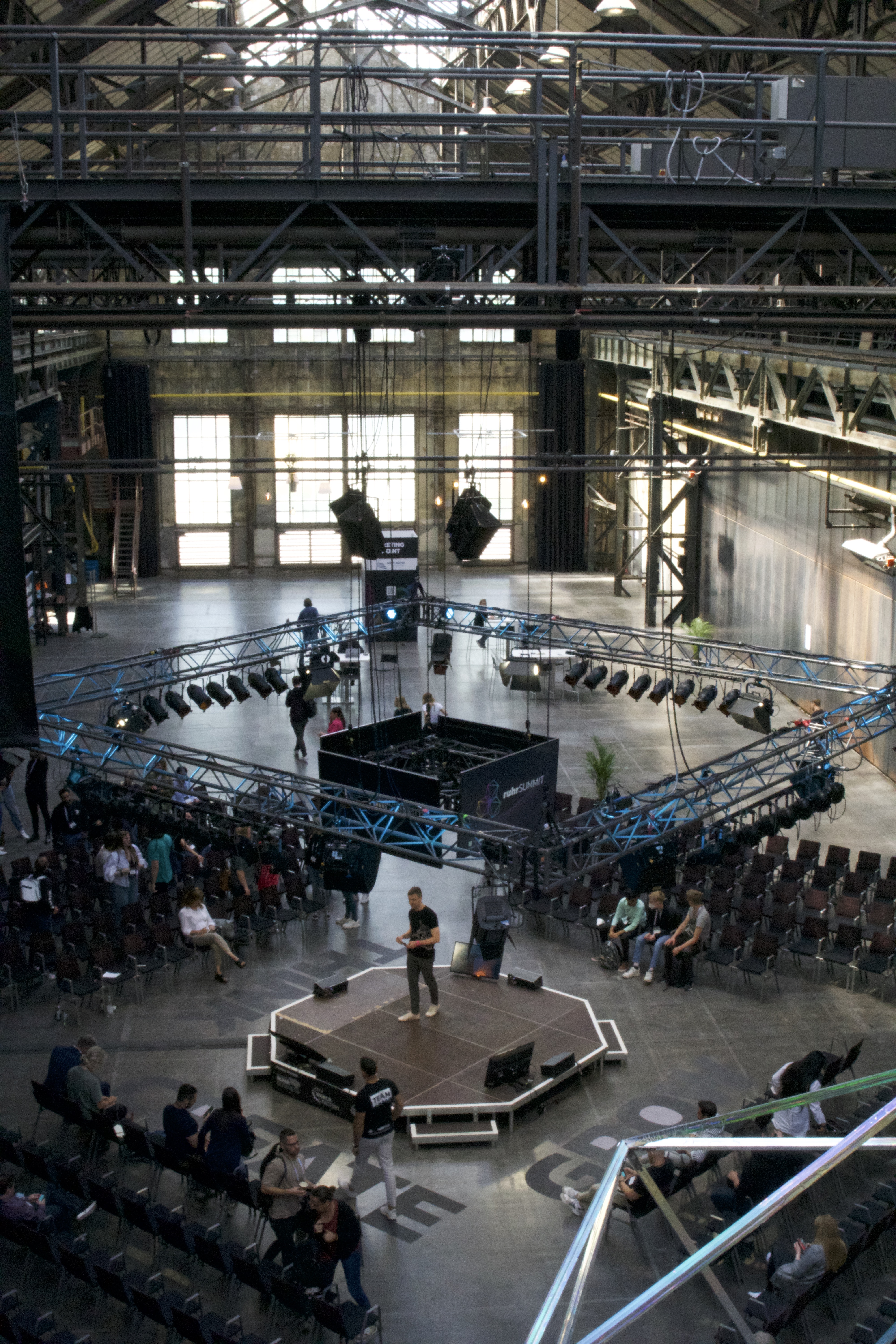 Speaker von Rundbühne bei der Veranstaltung RuhrSummit in der Halle 1 der Jahrhunderthalle Bochum