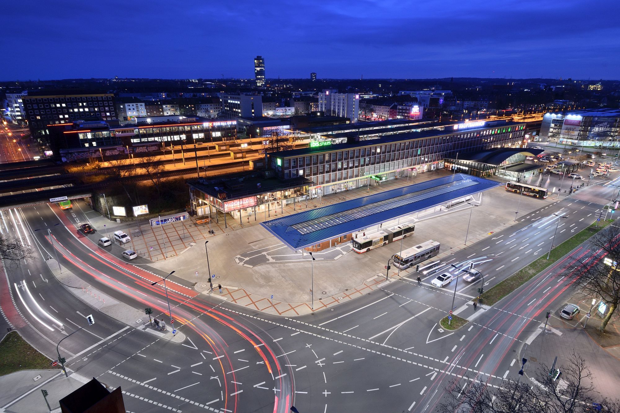 Blick auf den Bochumer Hauptbahnhof von oben bei Nacht