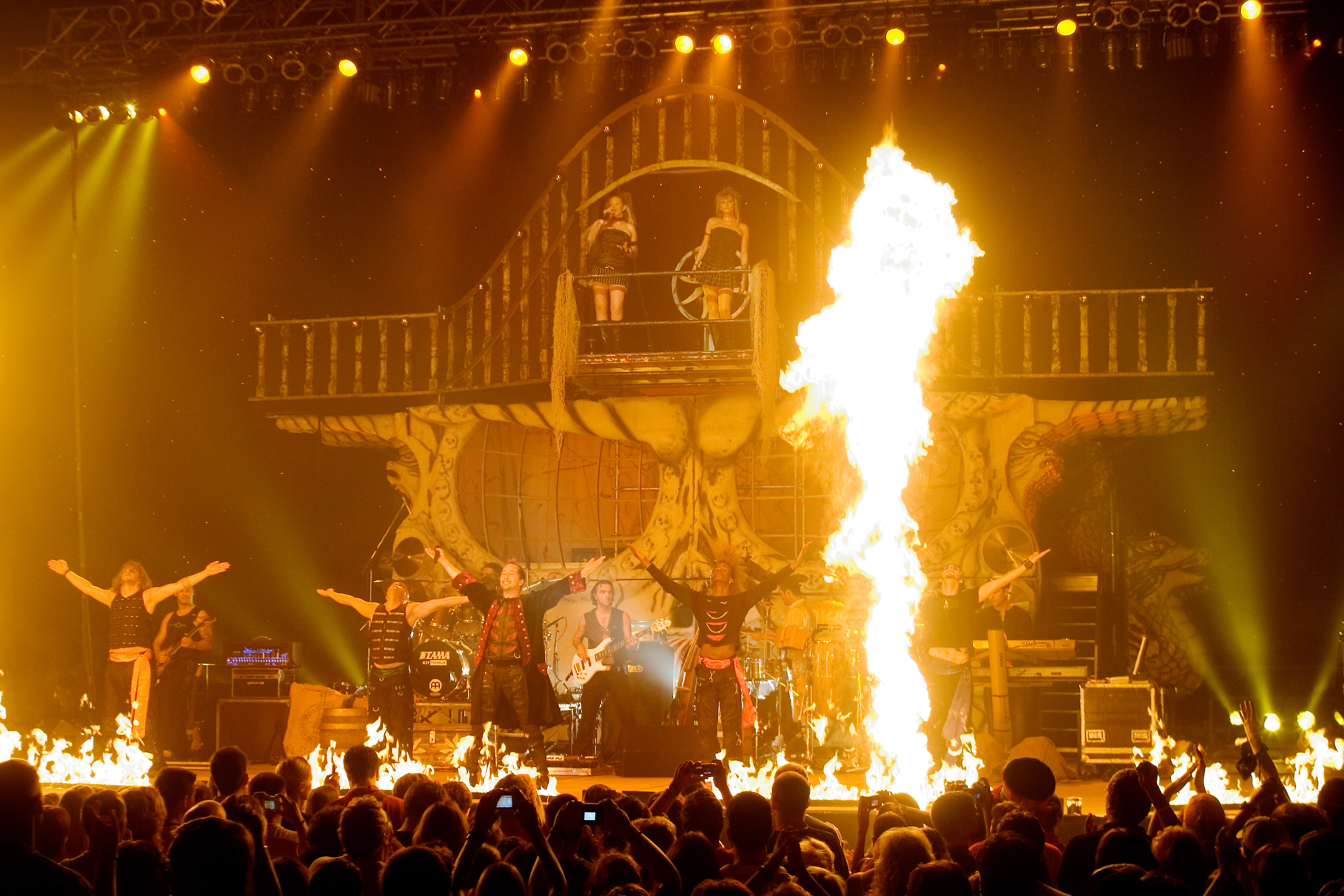 Große Bühne mit Künstlern und Feuer und Beleuchtung während einer Show