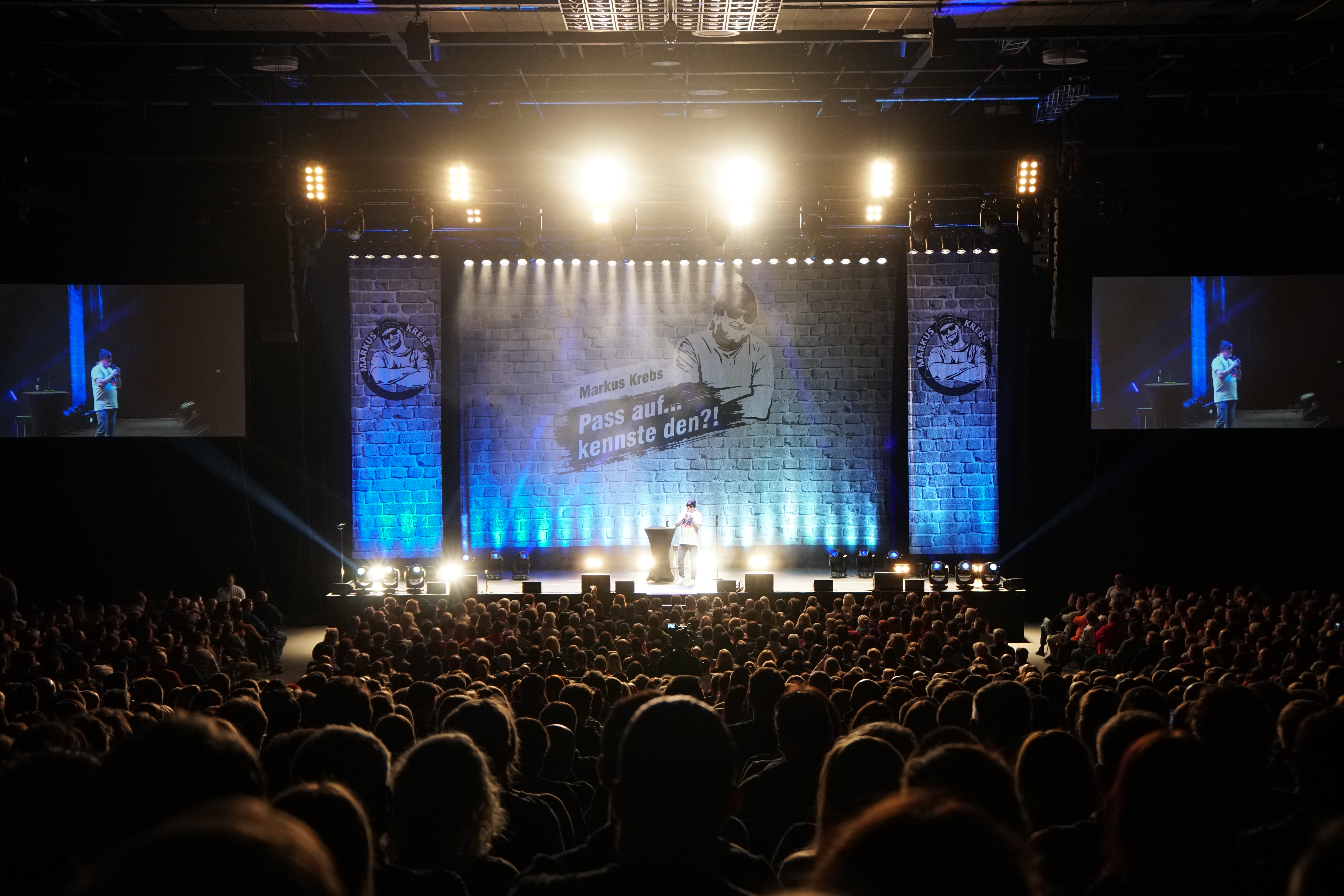 Publikum sitzt vor der Bühne im Großen Saal während einer Comedy-Veranstaltung